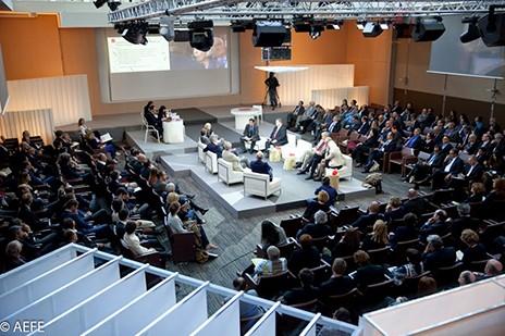 Table ronde sur la scène au milieu du public.