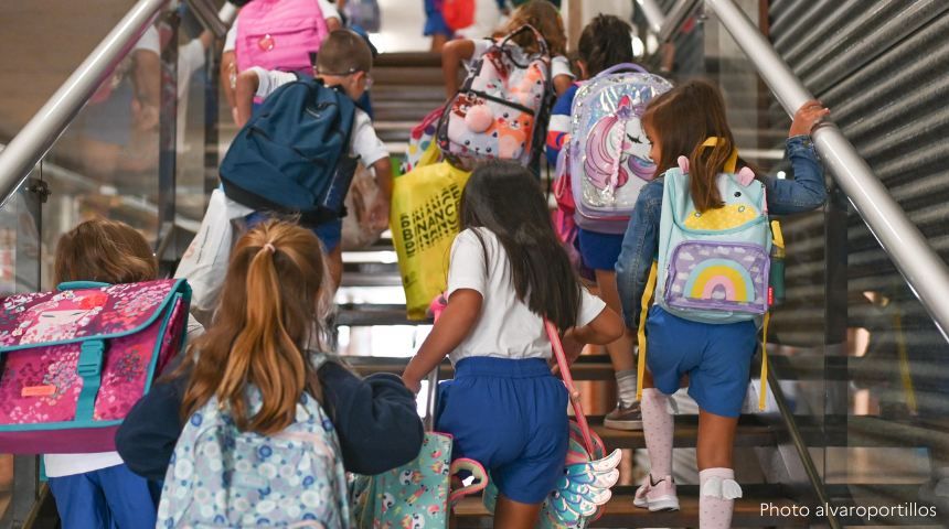 Photographie d'enfants qui montent des escaliers au sein d'une école